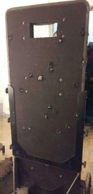 Dit is het ballistisch schild waarmee de politie Bataclan is binnen gevallen.
