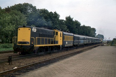 De locomotieven 2212 (vóórop) en 2243, verzorgen een extra trein van Nijmegen/Arnhem, via Tiel naar Utrecht, ter gelegenheid van het jaarlijkse oogst- en fruitcorso. De trein is hiervoor speciaal uit de Achterhoekse weekendreserve getrokken. Zaterdag 10 september, 1977. Foto: Edward Bary.