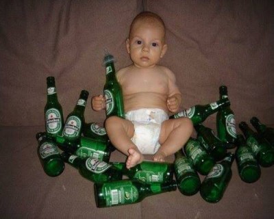baby met flesjes bier.jpg